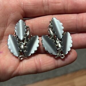 VINTAGE TWO-TONE GRAY LUCITE OAK LEAVE SILVER-TONE CLIP-ON 1.5" EARRINGS